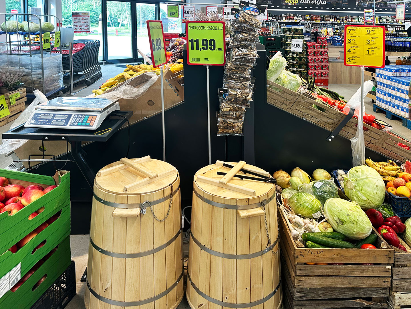 Specialized cabinets for pickles Pickles Tub 20, supermarket Prim, Poland Specialized cabinets for pickles Pickles Tub 20, supermarket Prim, Poland