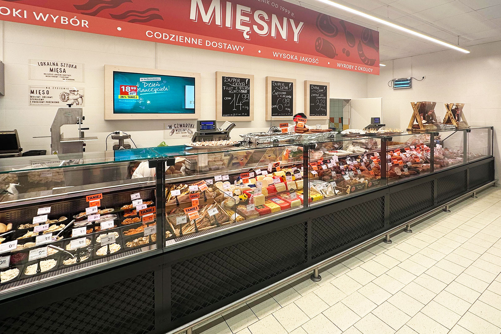 Refrigerated counters Missouri MC 120 deli PS 130-DBM, Delikatesy Centrum сonvenience store, Poland Refrigerated counters Missouri MC 120 deli PS 130-DBM, Delikatesy Centrum сonvenience store, Poland