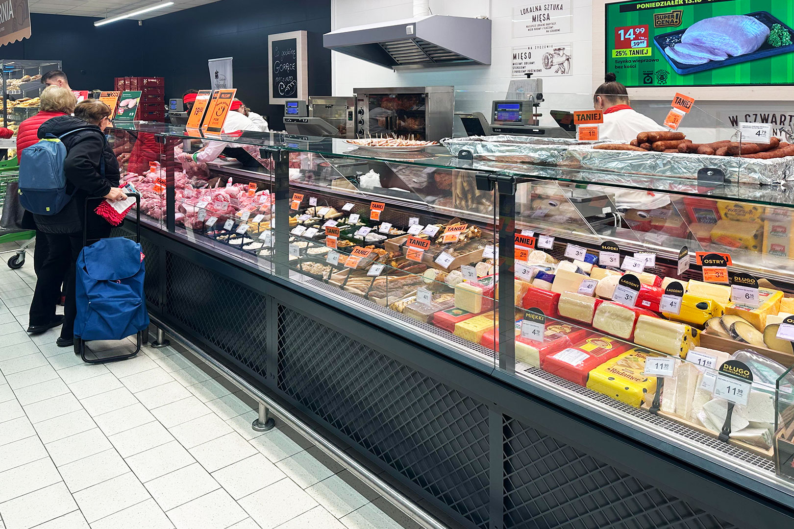 Refrigerated counters Missouri MC 120 deli PS 130-DBM, Delikatesy Centrum сonvenience store, Poland Refrigerated counters Missouri MC 120 deli PS 130-DBM, Delikatesy Centrum сonvenience store, Poland